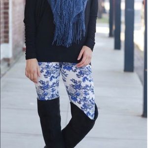 5 ⭐️rating blue and white Floral leggings